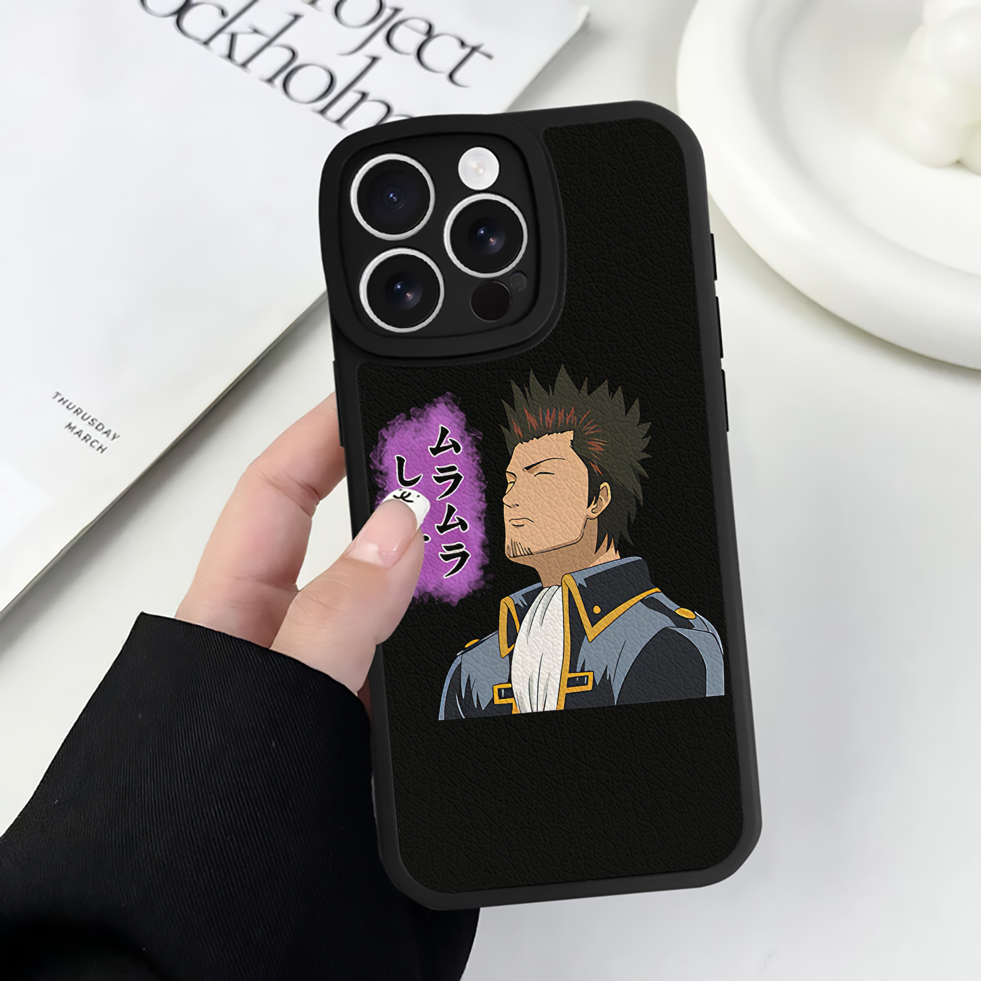 （画像用） ぎんたま 坂田銀時（さかたぎんとき） 神楽 志村新八（しむら しんぱち） GINTAMA Sakata Gintoki Kagura Shimura Shinpachi 【iPhone 16シリーズ対応】シリコンスマホケース（レザー調） 材質：シリコン